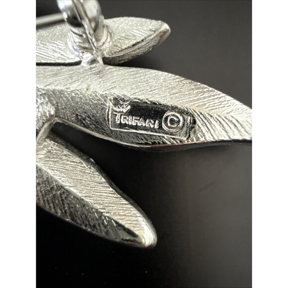 Vintage Signed CROWN TRIFARI Large Brushed Silver Tone Leaf Brooch Pin - Picture 4 of 5